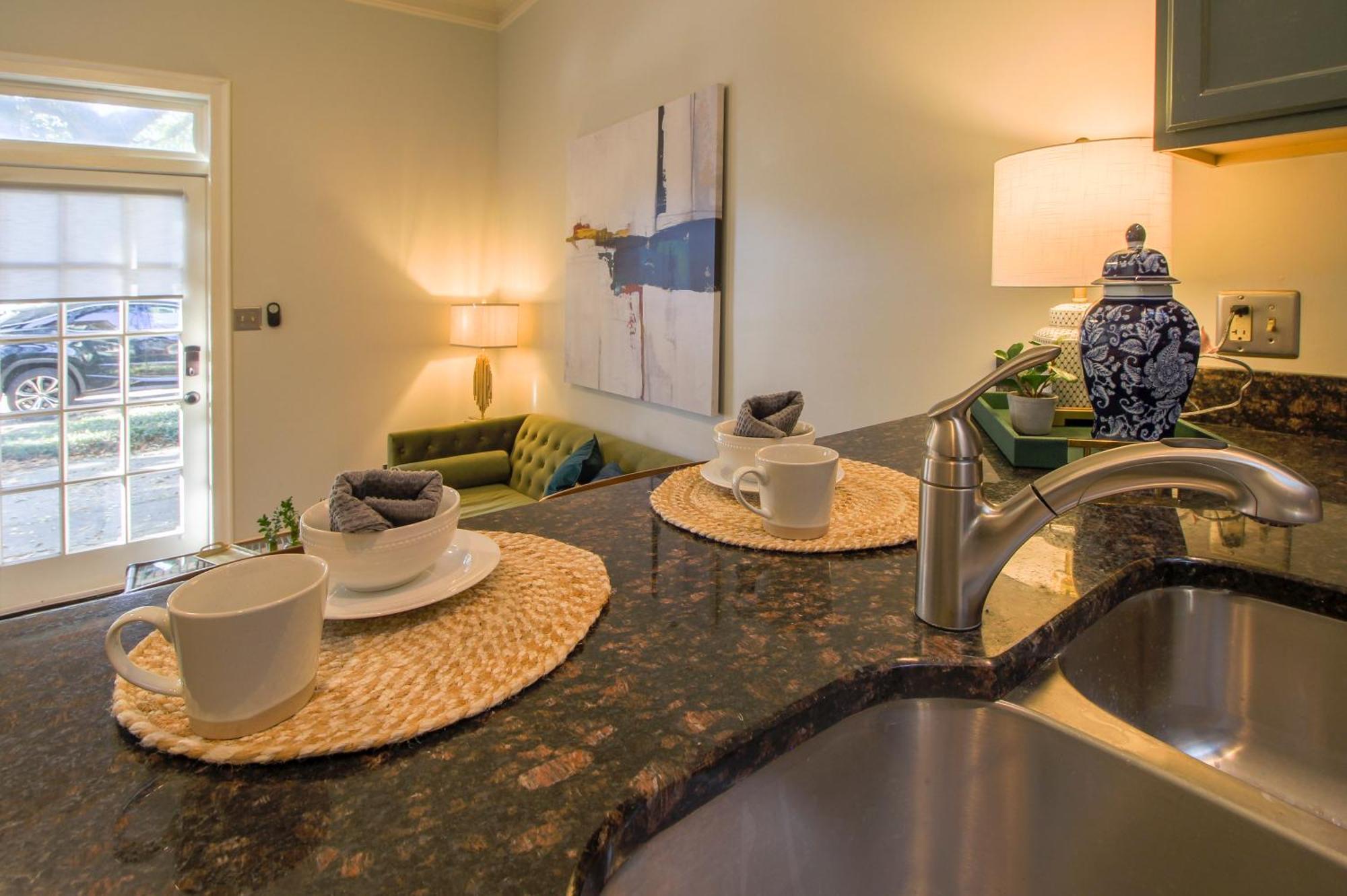 Private Patio Retreat In Charming Downtown Appartement Savannah Buitenkant foto