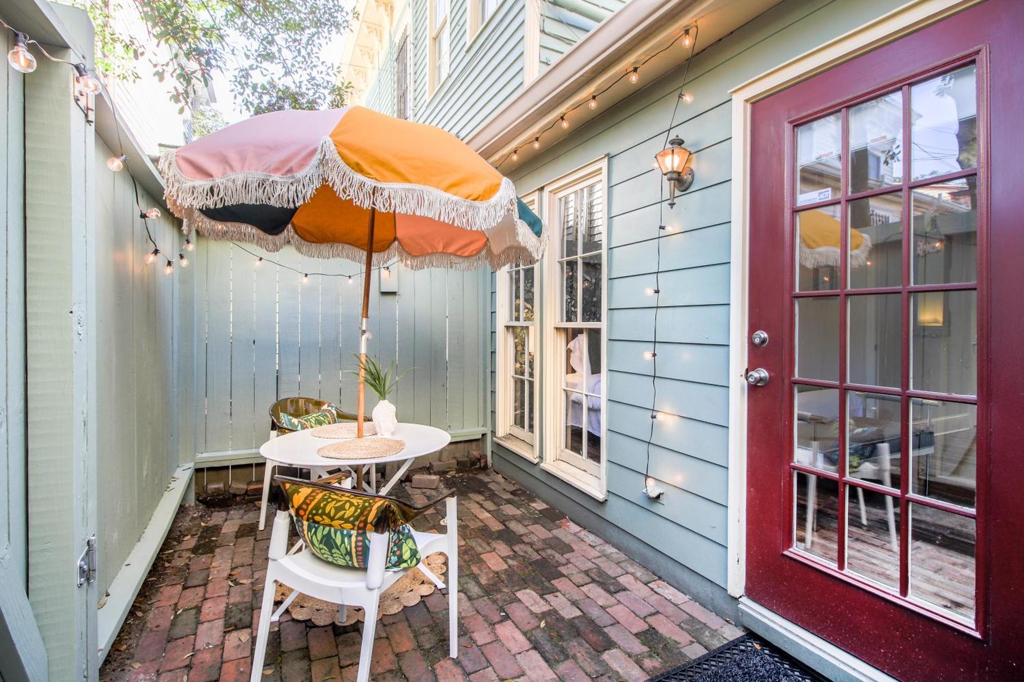 Private Patio Retreat In Charming Downtown Appartement Savannah Buitenkant foto