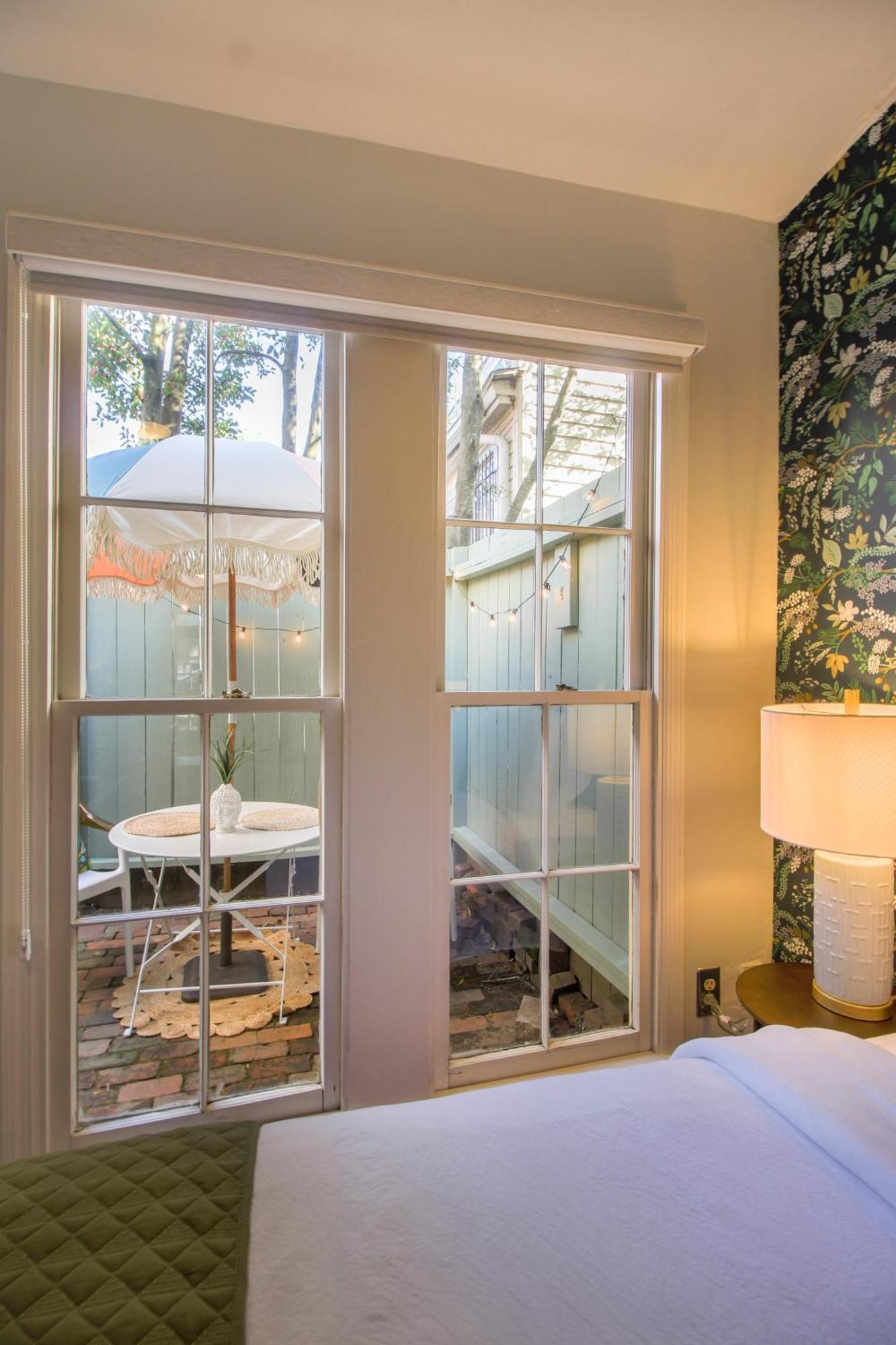 Private Patio Retreat In Charming Downtown Appartement Savannah Buitenkant foto