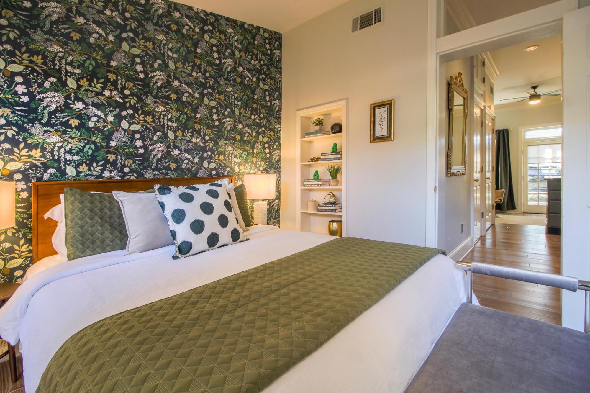 Private Patio Retreat In Charming Downtown Appartement Savannah Buitenkant foto
