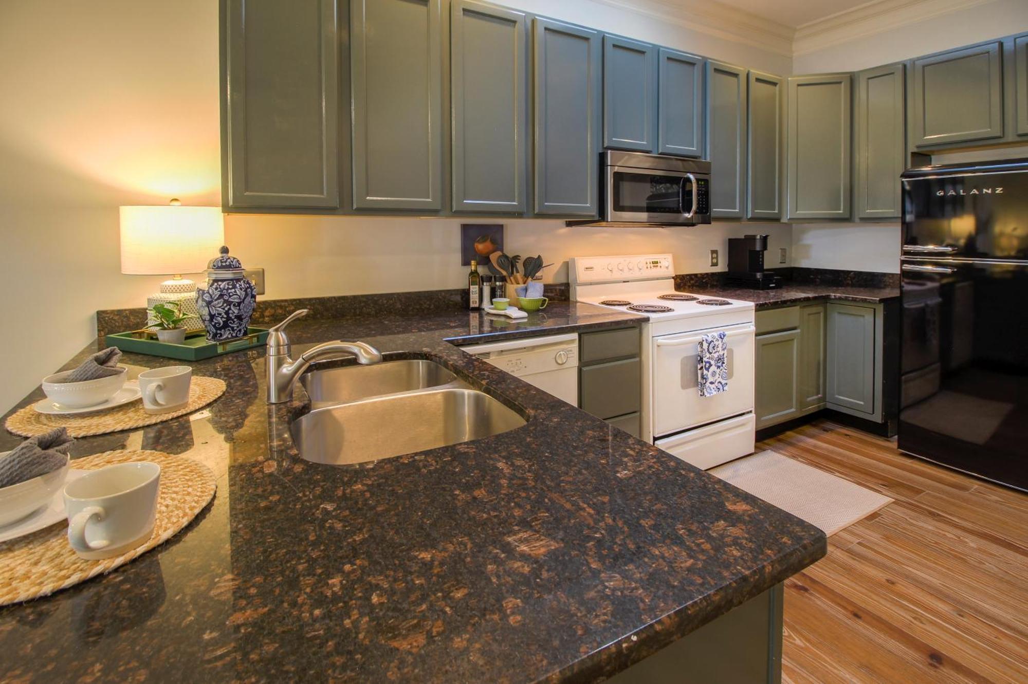 Private Patio Retreat In Charming Downtown Appartement Savannah Buitenkant foto