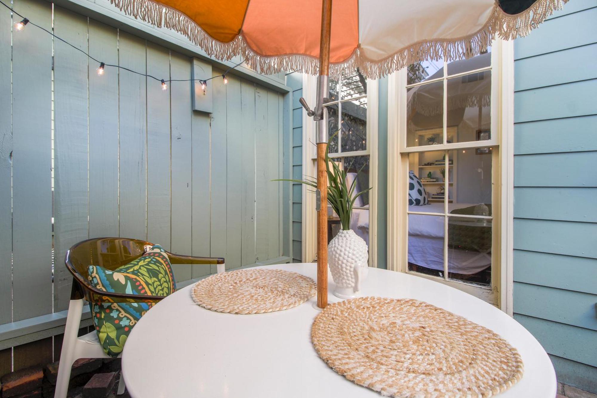 Private Patio Retreat In Charming Downtown Appartement Savannah Buitenkant foto